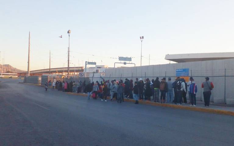 Migrantes hacen fila a las afueras del INM para solicitar un permiso temporal de trabajo thumbnail
