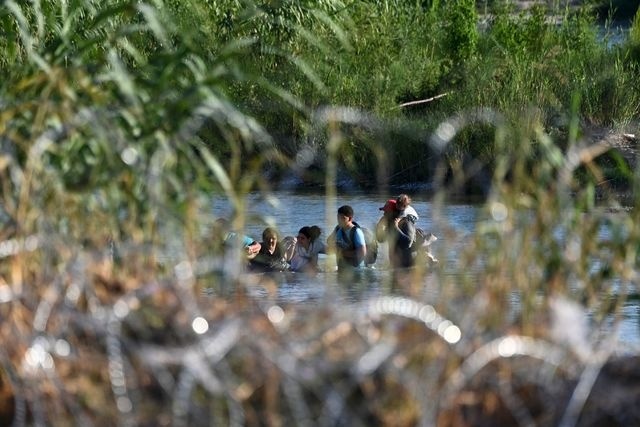 Migrantes varados en Ciudad Juárez se entregan a Patrulla Fronteriza de EU thumbnail