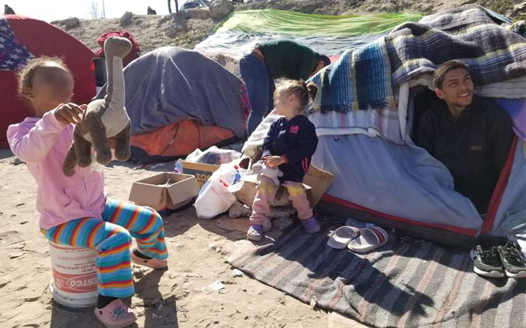 Siguen llegando más familias al campamento migrante thumbnail