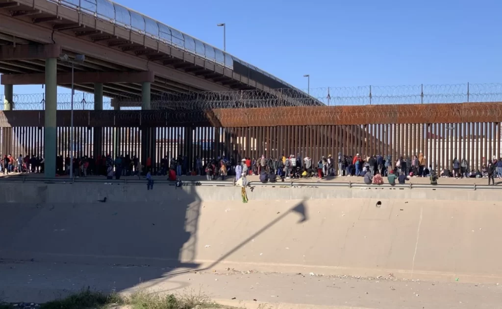 Continúa fila de migrantes en Ciudad Juárez; los invitan a trasladarse a albergues thumbnail