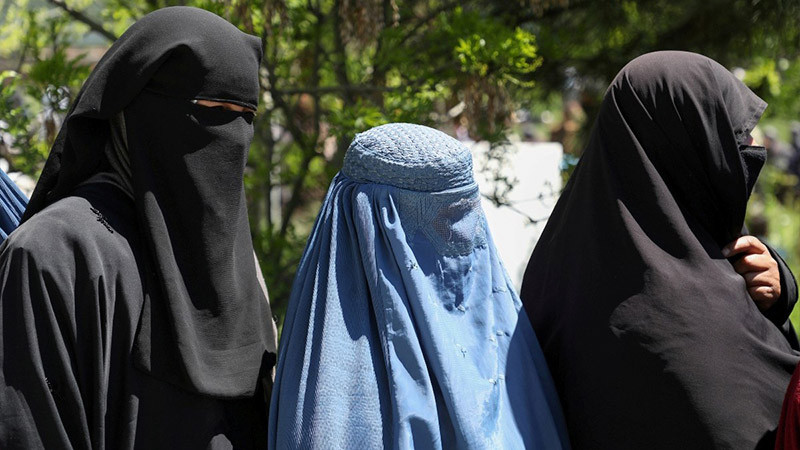 Líder talibán asegura que ha mejorado la calidad de vida de las mujeres en Afganistán thumbnail