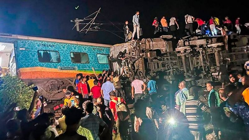 Trágico accidente en la India; choque entre trenes deja 50 personas muertas y 400 heridas thumbnail