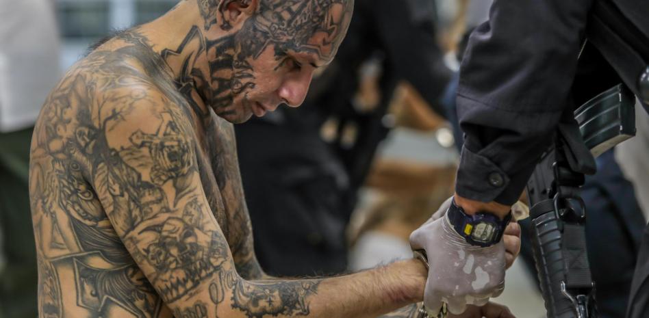 25.25.- Bukele traslada a 2,000 convictos a mega cárcel en El Salvador thumbnail
