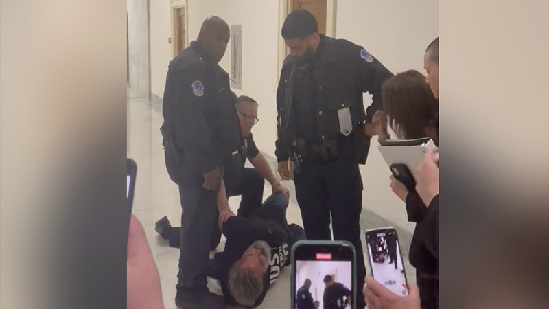 Arrestan a padre de víctimas de tiroteo en Parkland por irrumpir en Congreso de Estados thumbnail