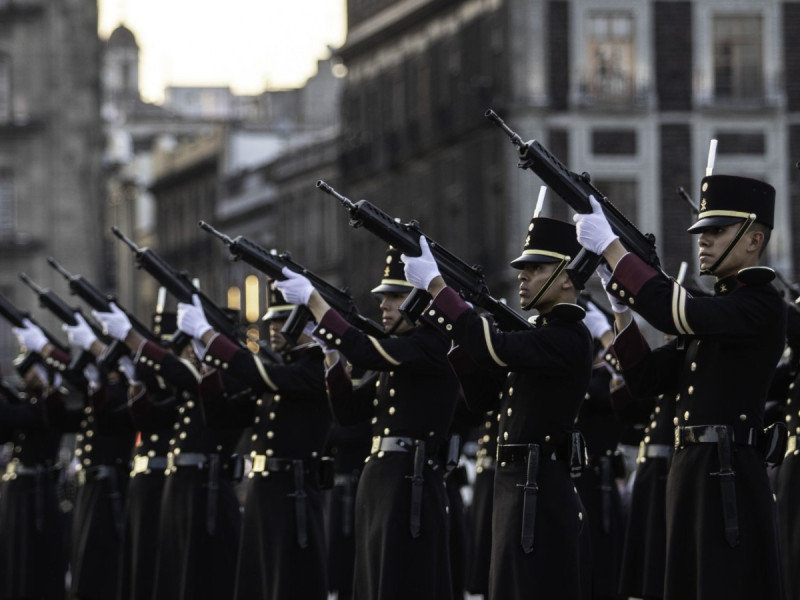Cadetes de H Colegio Militar arrían Bandera Monumental del Zócalo thumbnail