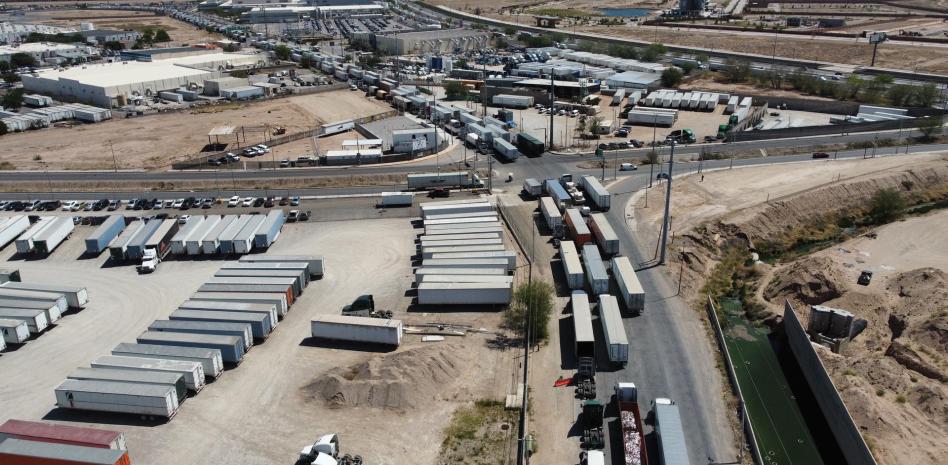 Cierre de aduana por crisis migratoria causa pérdidas millonarias en frontera México-EU thumbnail