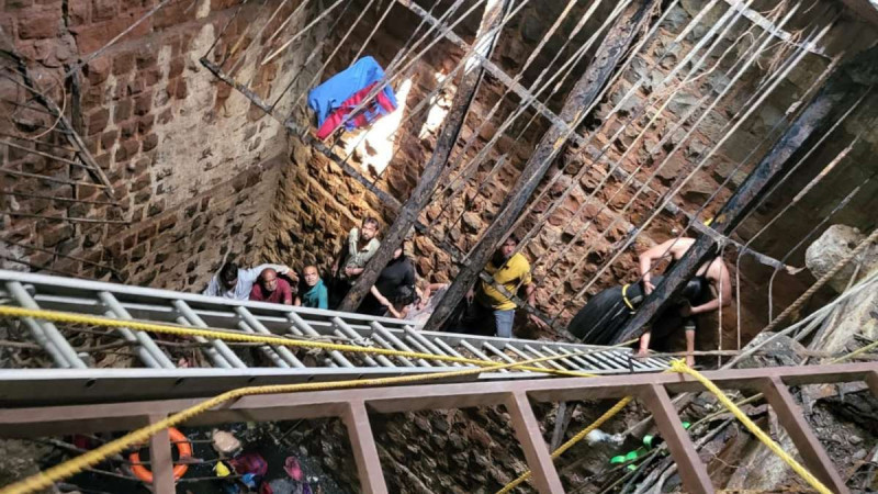 Colapsa un templo en la India durante festejo religioso; hay 13 muertos thumbnail