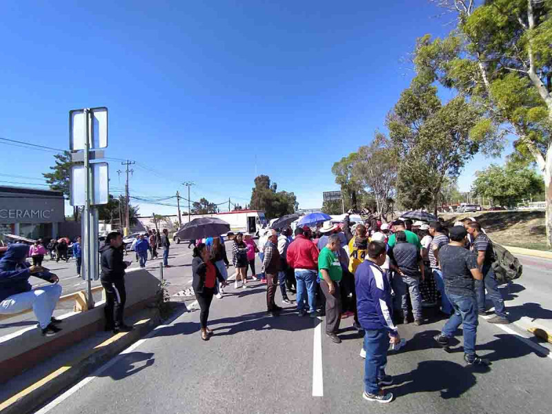 Comerciantes bloquean bulevar de acceso a Pachuca thumbnail