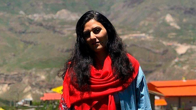 Condenan a cinco años de prisión a mujer periodista que participó en protestas en Irán thumbnail