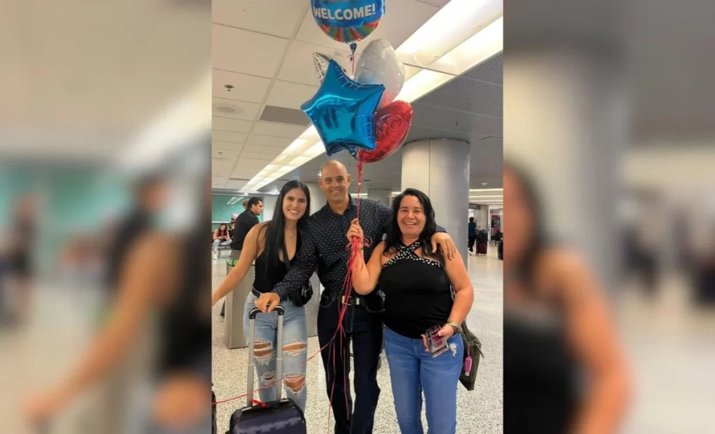 Cubana celebra su libertad al ingresar a Estados Unidos con el parole humanitario thumbnail