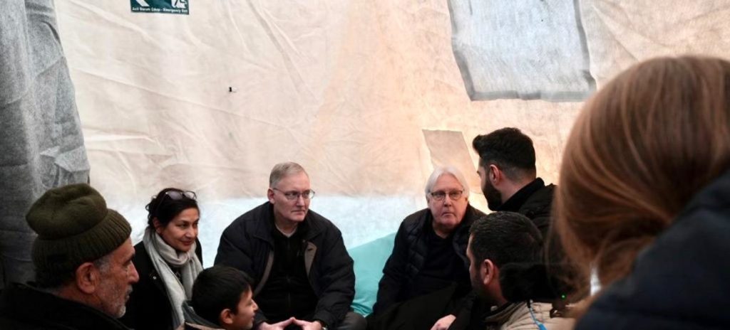 El coordinador de ayuda humanitaria de la ONU se reúne con los afectados por el terremoto de Turquía thumbnail