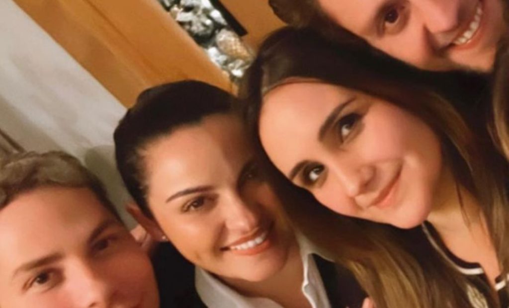 Emotivo encuentro de RBD con sus fans, sin la presencia de Anahí thumbnail