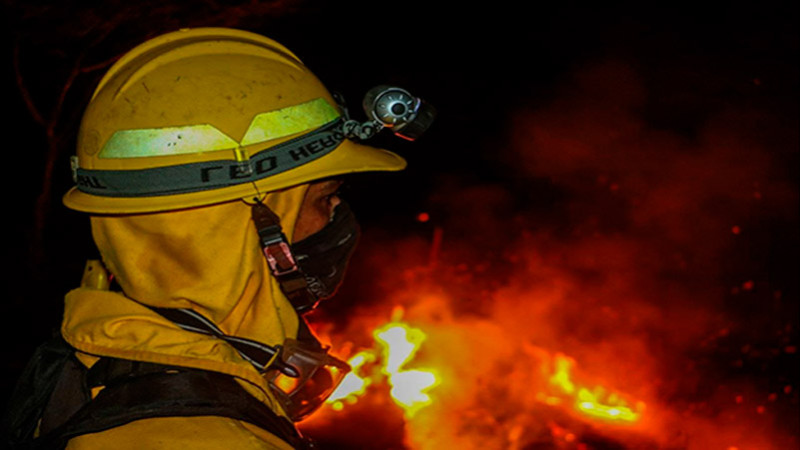Esposa e hijo de bombero mueren en incendio en Chicago thumbnail