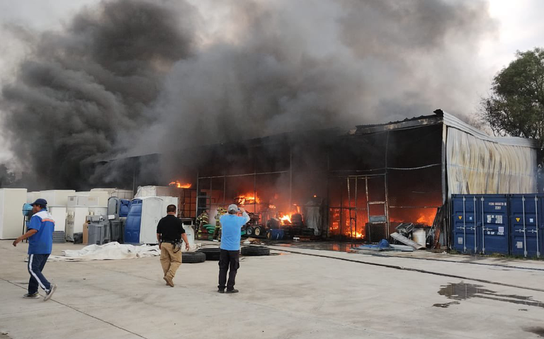 Fábrica de baños portátiles se incendia en Tultitlán, Edomex thumbnail
