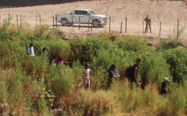 Familia de migrantes se queda varada tras ser rechazados por EU thumbnail