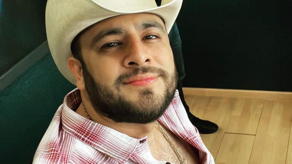 Fanática pide fotografía al Gallo Elizalde y rechaza su abrazo thumbnail