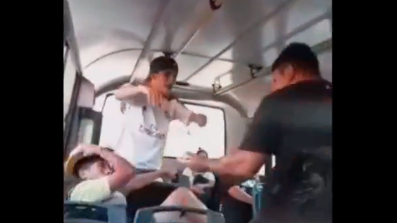 Hombre baja a golpes a presuntos ladrones que iban a asaltar un autobús thumbnail
