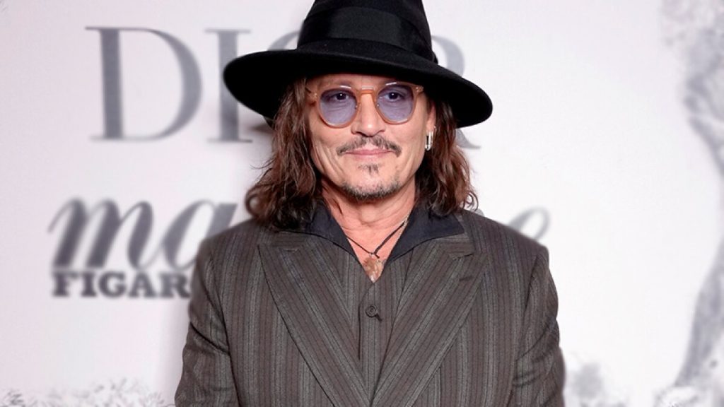 Johnny Depp reaparece en el escenario tras sufrir grave desmayo thumbnail