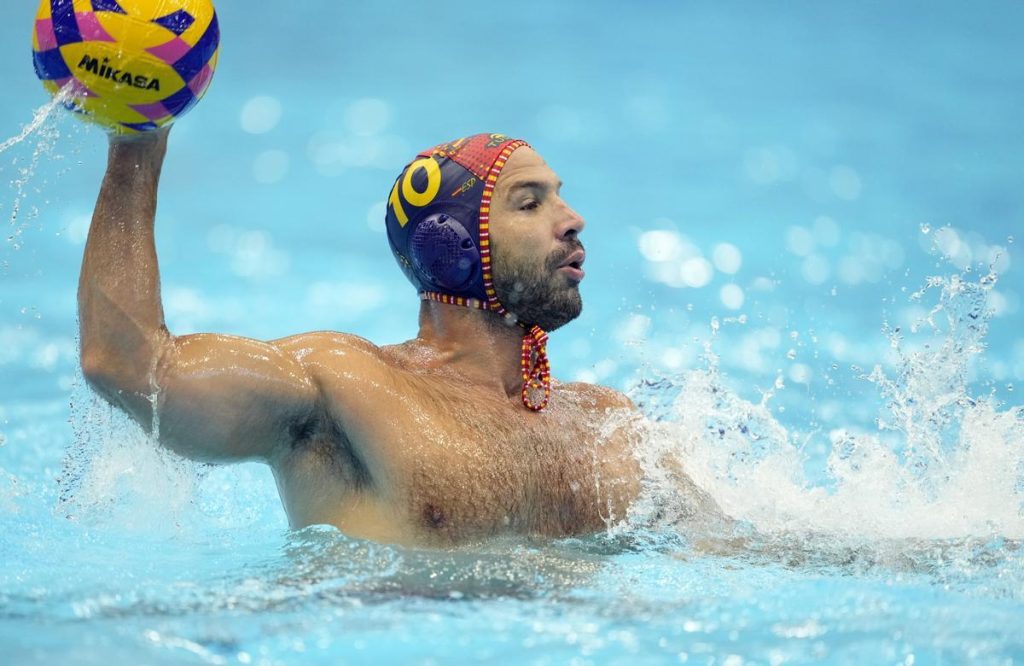 La campeona España se estrena en el Mundial con victoria ante Serbia (14-16) thumbnail