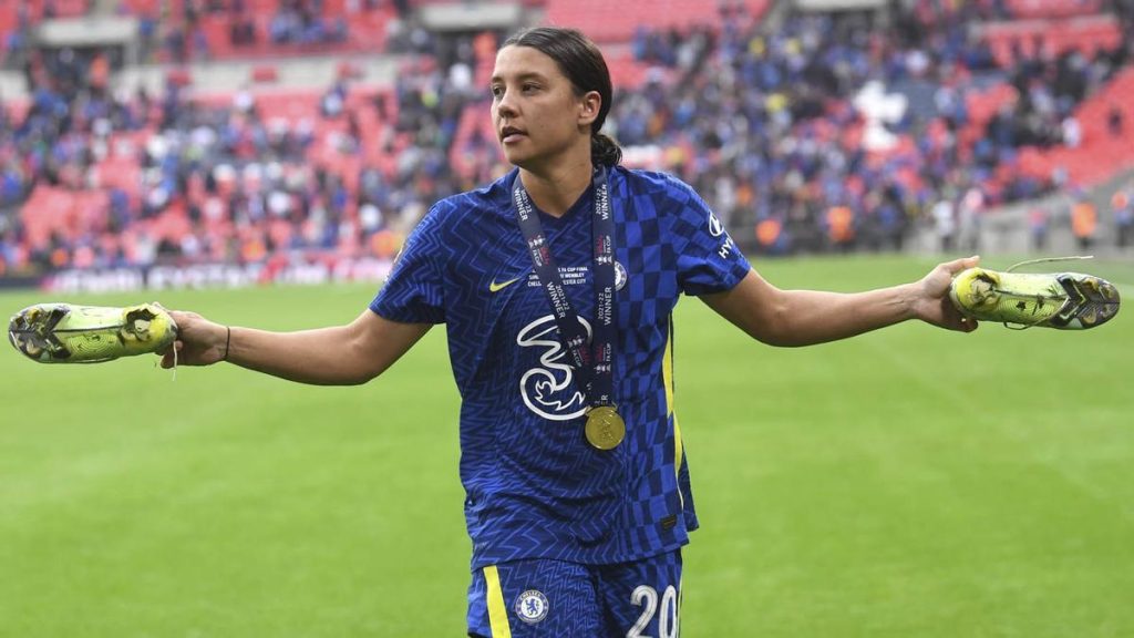 La capitana de la selección australiana de fútbol, Sam Kerr, abanderada en la coronación de Carlos III thumbnail