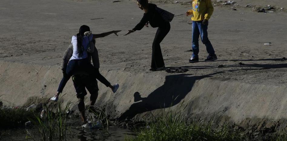 México aceptó admitir a 30 mil migrantes al mes deportados de EU- Biden thumbnail