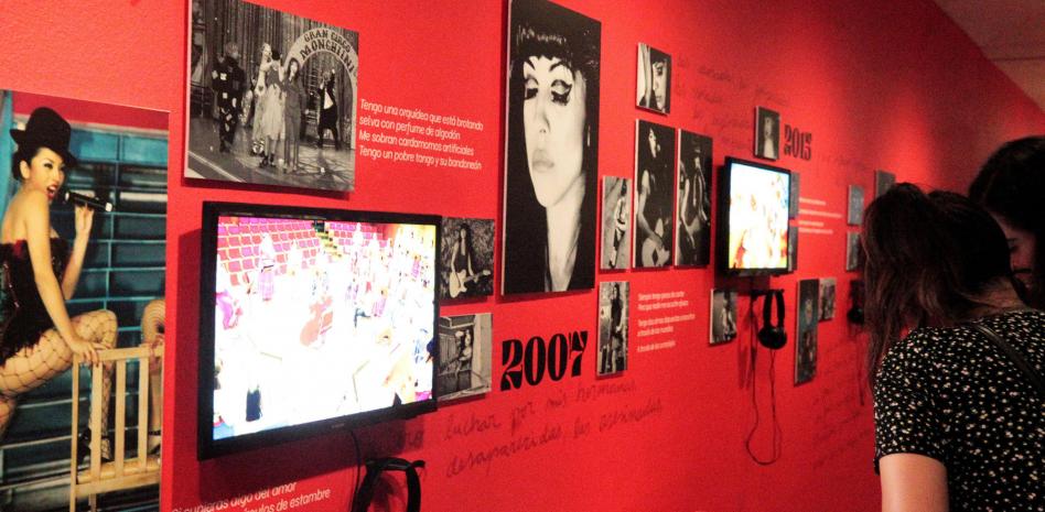 Mon Laferte muestra su faceta de pintora y poeta en gran exposición en Chile thumbnail