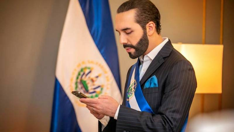 Nayib Bukele inscribe precandidatura a reelección a la Presidencia de El Salvador thumbnail