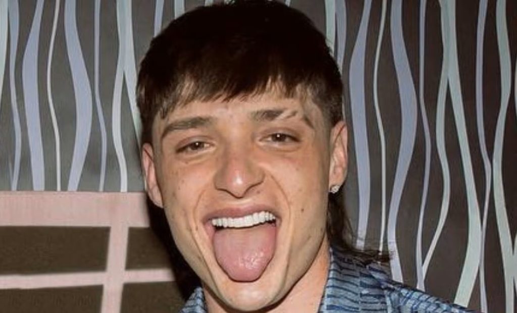 Peso Pluma reveló quién fue el creador de su popular corte de cabello thumbnail