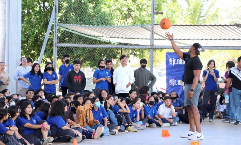 Promueve la NBA el deporte en escuelas secundarias de Mérida thumbnail