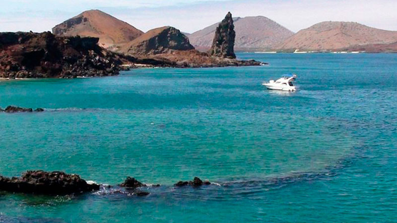 Rescatan a tripulantes de embarcación desaparecida en las Islas Galápagos thumbnail