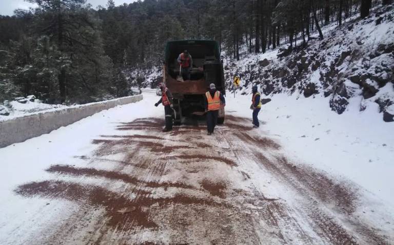 Retiran la nieve y colocan sal en tramos carreteros cerrados por el frío thumbnail