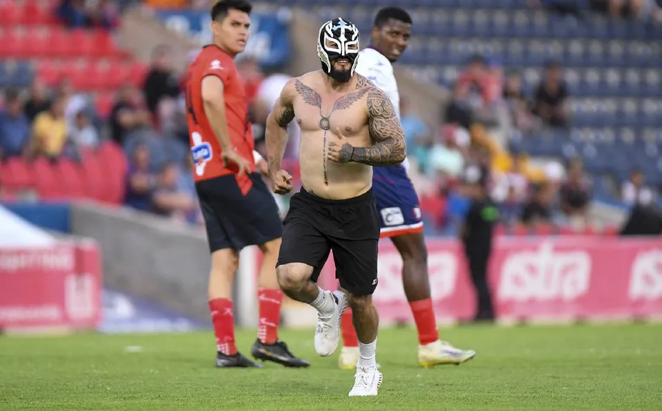 ‘Rey Mysterio’ invadió la cancha en el juego entre Tepatitlán y Tlaxcala thumbnail