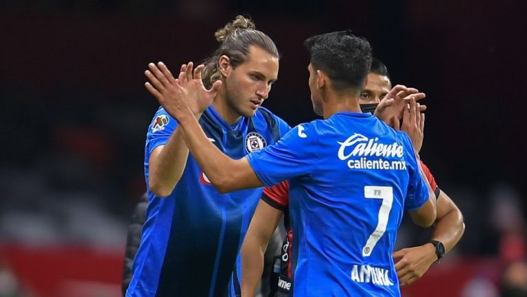 Santiago Giménez felicita a antuna por su gol ante el inter de miami en la leagues cup thumbnail