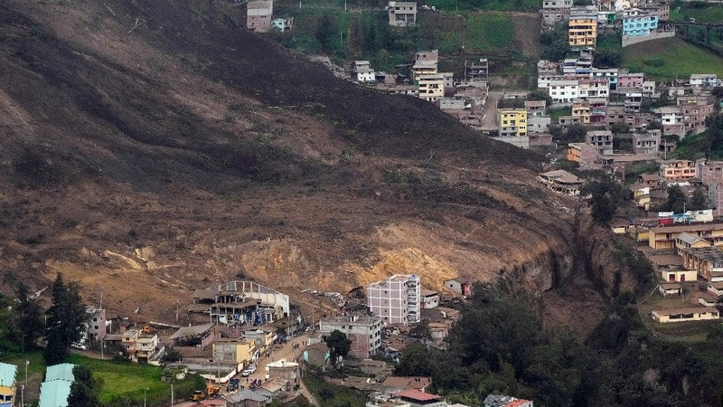 Se registra deslizamiento de tierra tras lluvias en el sur de Ecuador y deja al menos 16 personas muertas thumbnail