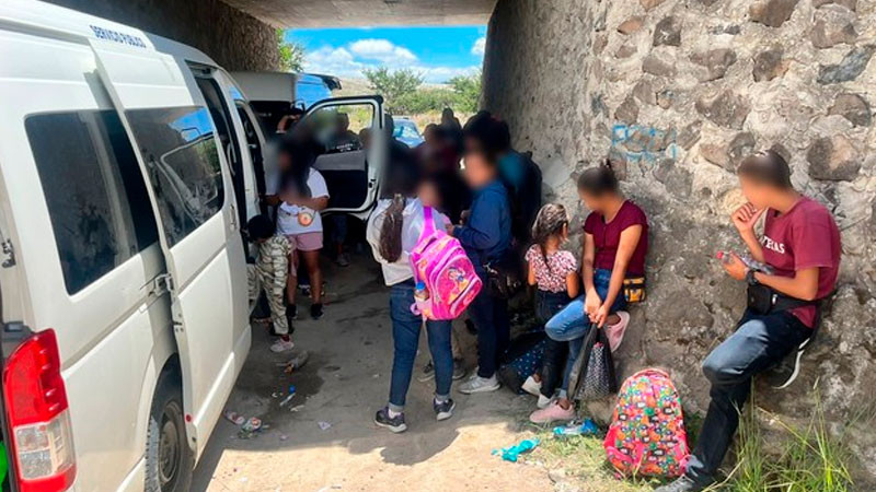 Transportaban ilegalmente a 125 personas extranjeras en camionetas de pasajerosINM thumbnail