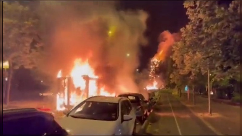 Tras protestas en Francia, joven muere al caer de techo de supermercado thumbnail