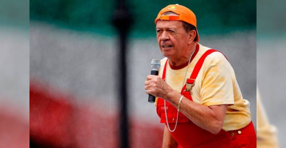 ¡DEJÓ PROFUNDA HUELLA ENTRE LOS MEXICANOS! Fallece Chabelo, el niño de 88 años que formó parte de la vida de México thumbnail