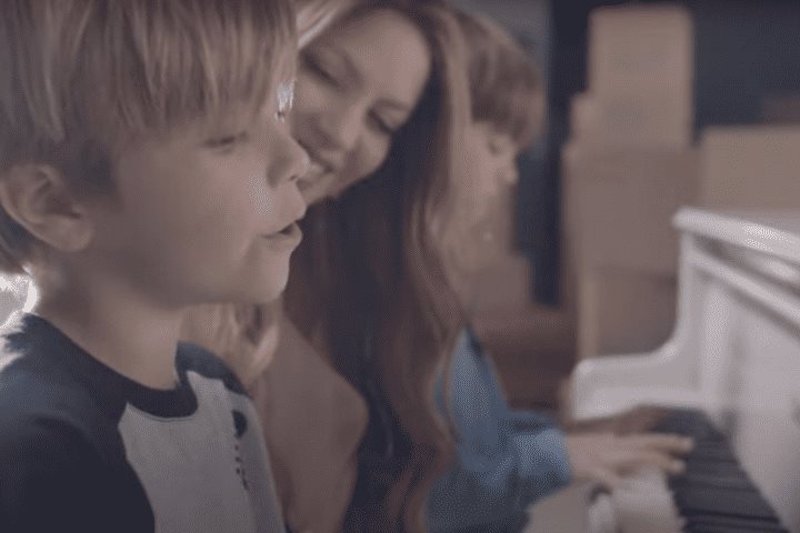 ¡Sus hijos cantan con ella! Shakira cautiva a todos con el video oficial de «Acróstico» thumbnail