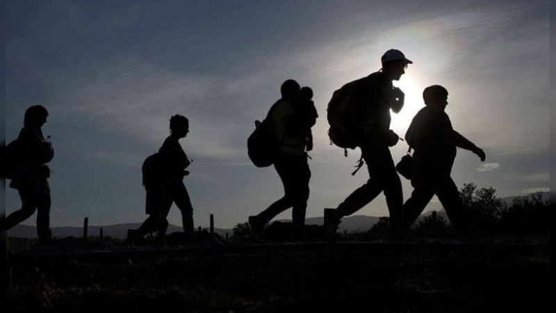 Eagle Pass, Texas se declara en estado de emergencia, tras oleada de migrantes thumbnail