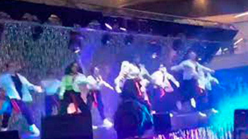 En Colombia, colapsa escenario y golpea a bailarines durante festival thumbnail