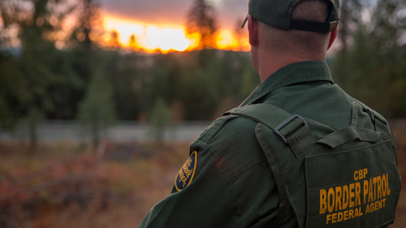 Lancha con 18 migrantes a bordo es interceptada por Patrulla Fronteriza en California thumbnail