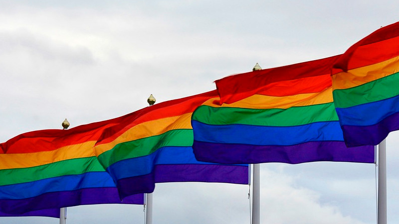 Para defender a la comunidad LGBT+, Francia crea fondo de 2.1 millones MDD thumbnail