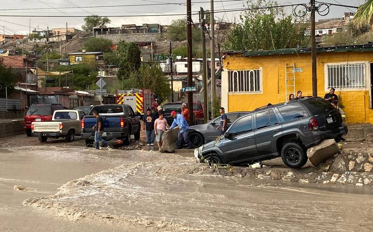 Se inundan las calles de Juárez; corrientes arrastran autos thumbnail