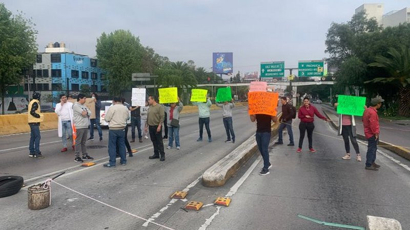 Vecinos bloquean tránsito del Circuito Interior en la CDMX; exigen reubicación de migrantes thumbnail