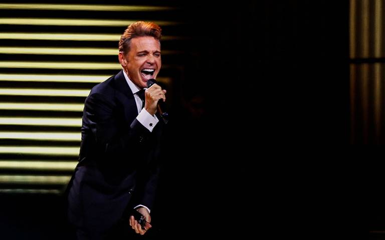 ¡Te queremos, Micky! Luis Miguel rompe en llanto en su último concierto en Chile thumbnail