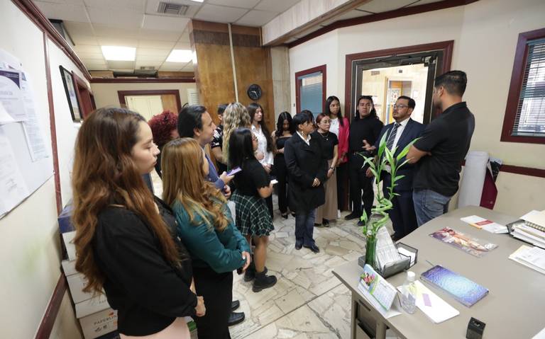 Estudiantes de la UACH recorren Presidencia Municipal thumbnail