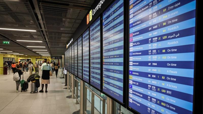 Evacuan aeropuerto en Bélgica por amenaza de bomba; en Suiza desalojan sede del Parlamento thumbnail