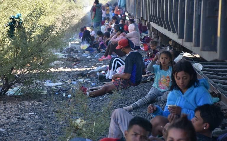 Acampan migrantes varados en Mápula; no les permite subir a los trenes thumbnail
