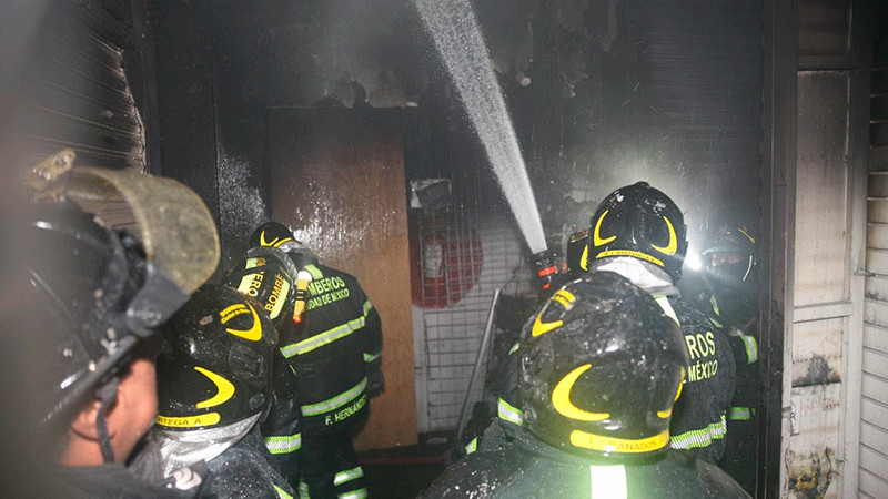 Completamente extinguido incendio de Plaza Vanessa, informan Bomberos de la CDMX thumbnail