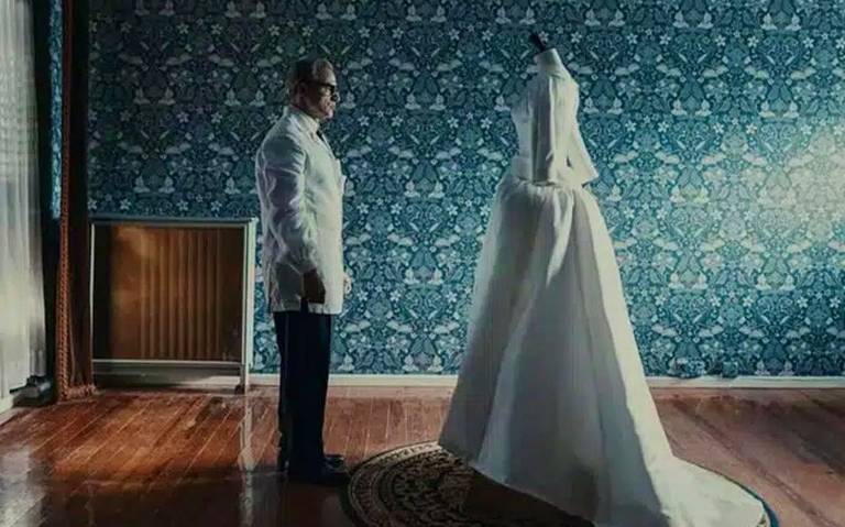 Cristóbal Balenciaga La vida y obra del diseñador en una nueva serie de Disney thumbnail
